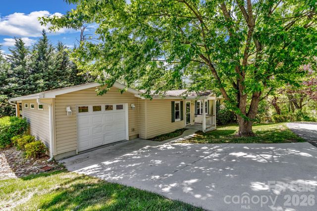 405 Deerfield Court, Hendersonville, NC 28792