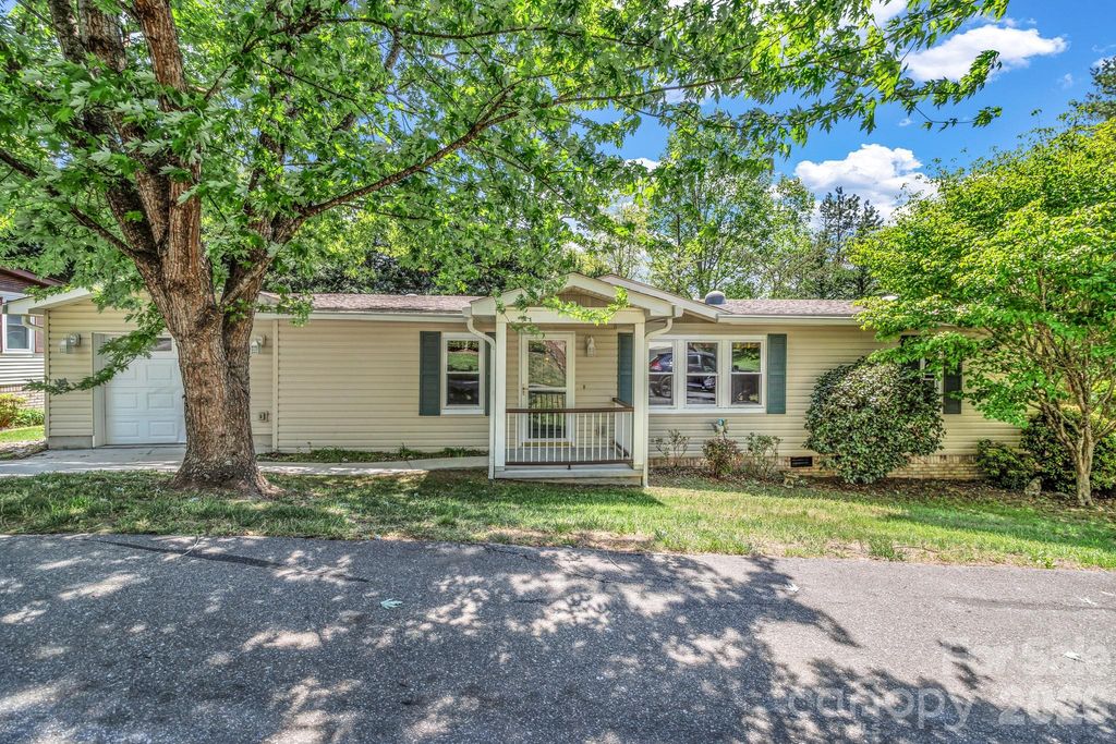 405 Deerfield Court, Hendersonville, NC 28792