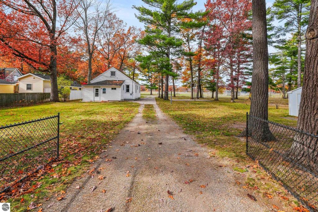 Image 6 of property listing at 315/319 Fair Street, Traverse City, MI 49686