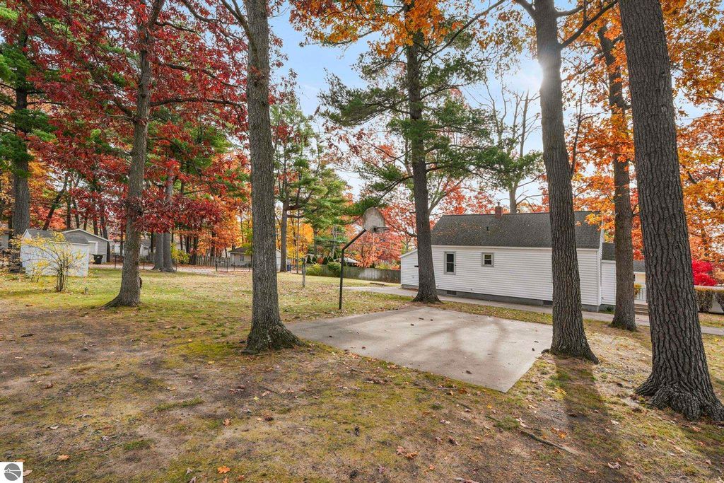 Image 7 of property listing at 315/319 Fair Street, Traverse City, MI 49686