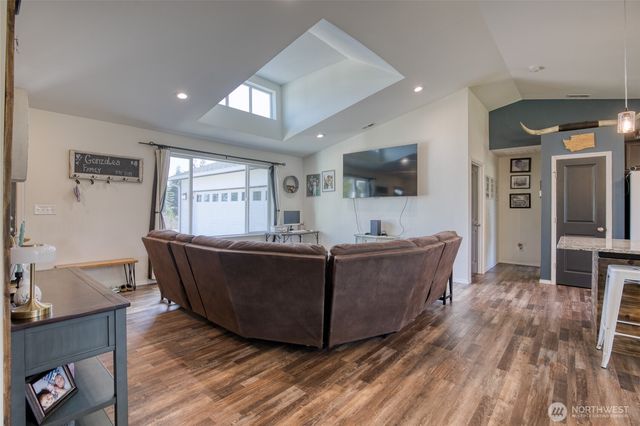 280 W Newberry Lane, Elma, WA 98541