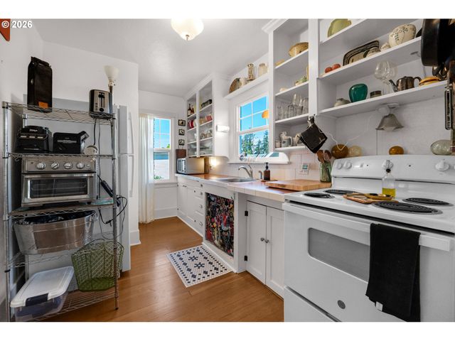 1374 PARKER Pl, Astoria, OR 97103