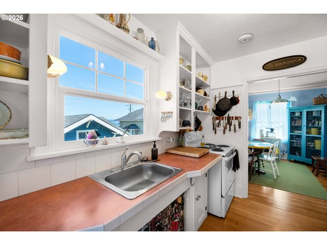 1374 PARKER Pl, Astoria, OR 97103
