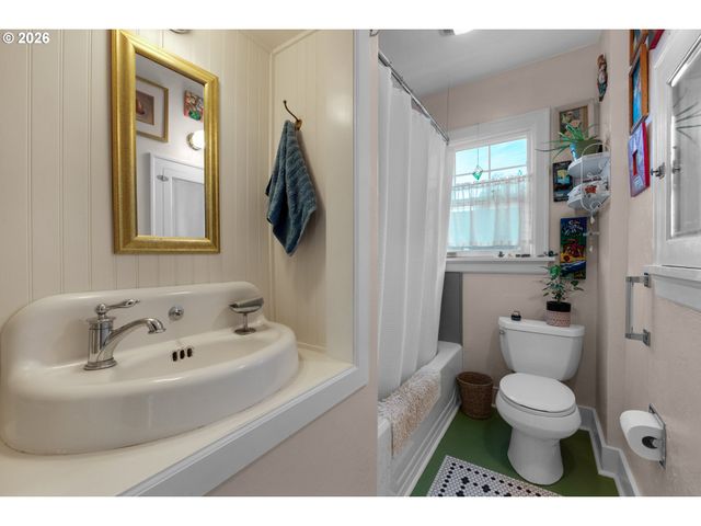 1374 PARKER Pl, Astoria, OR 97103