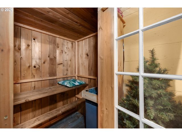 1374 PARKER Pl, Astoria, OR 97103