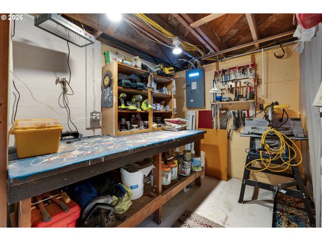 1374 PARKER Pl, Astoria, OR 97103