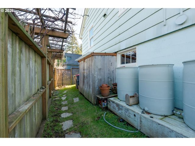 1374 PARKER Pl, Astoria, OR 97103