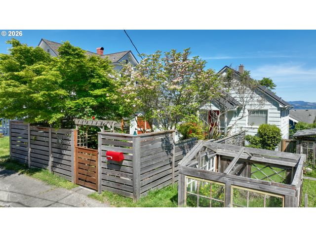 1374 PARKER Pl, Astoria, OR 97103