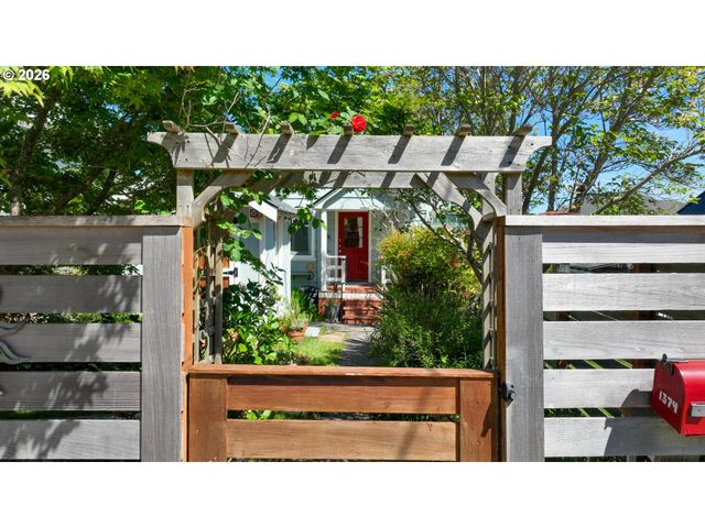 1374 PARKER Pl, Astoria, OR 97103