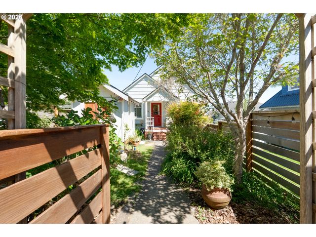 1374 PARKER Pl, Astoria, OR 97103