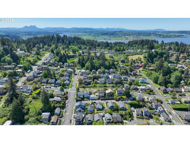 1374 PARKER Pl, Astoria, OR 97103