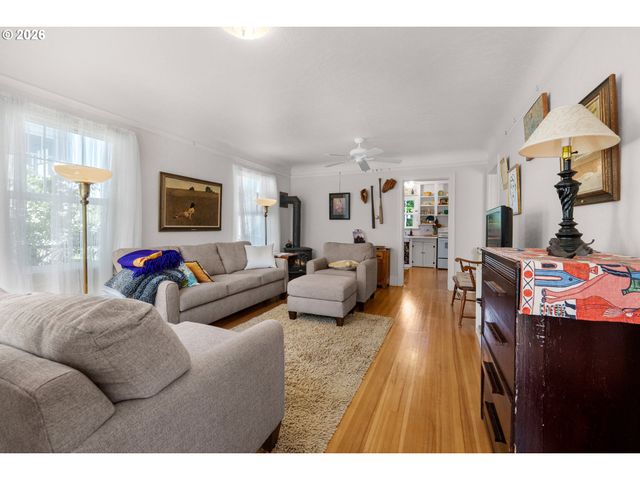 1374 PARKER Pl, Astoria, OR 97103