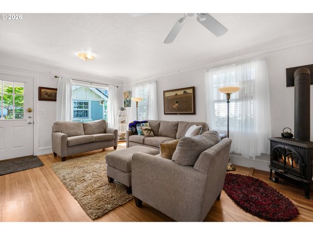 1374 PARKER Pl, Astoria, OR 97103