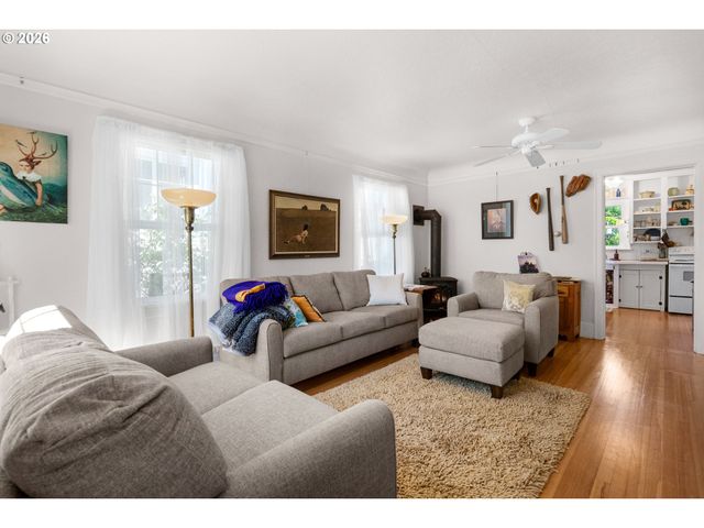 1374 PARKER Pl, Astoria, OR 97103