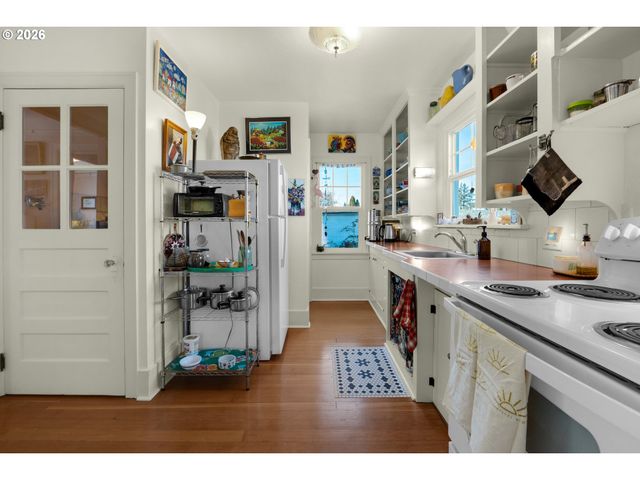 1374 PARKER Pl, Astoria, OR 97103