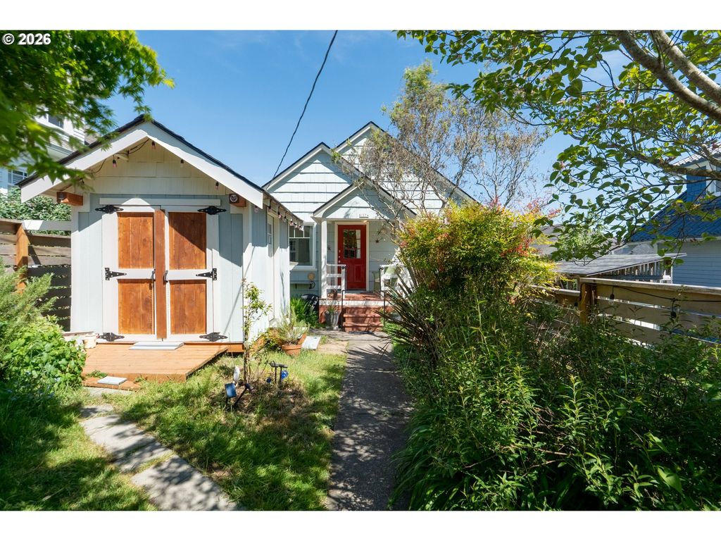 1374 PARKER Pl, Astoria, OR 97103