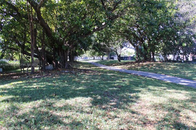 12965 SW 76th Ter, Miami, FL 33183