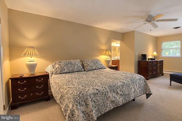 4 FORREST CENTRAL DR, Titusville, NJ 08560