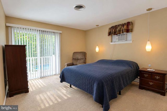 4 FORREST CENTRAL DR, Titusville, NJ 08560
