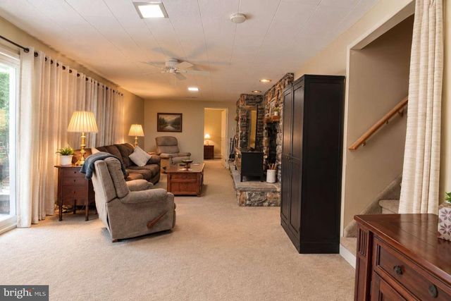 4 FORREST CENTRAL DR, Titusville, NJ 08560
