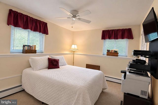 4 FORREST CENTRAL DR, Titusville, NJ 08560