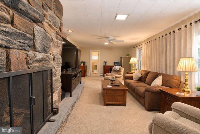 4 FORREST CENTRAL DR, Titusville, NJ 08560
