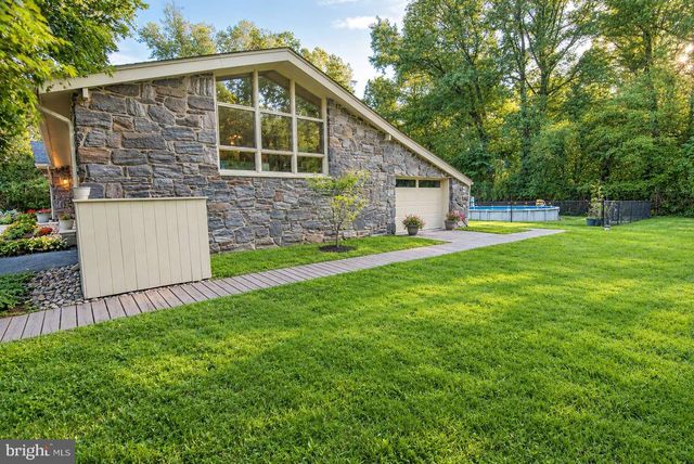 4 FORREST CENTRAL DR, Titusville, NJ 08560