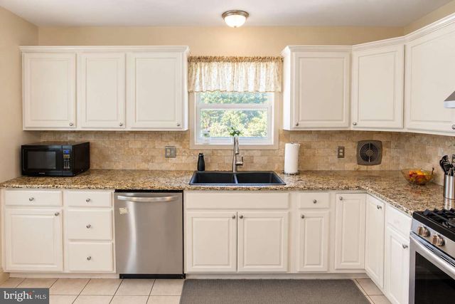4 FORREST CENTRAL DR, Titusville, NJ 08560