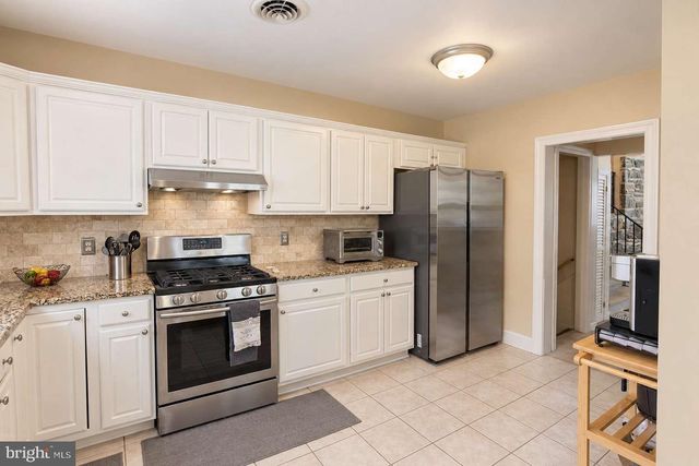 4 FORREST CENTRAL DR, Titusville, NJ 08560