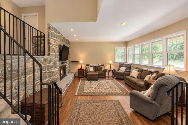 4 FORREST CENTRAL DR, Titusville, NJ 08560