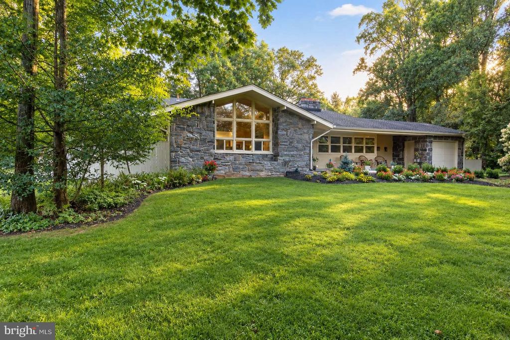 4 FORREST CENTRAL DR, TITUSVILLE, NJ 08560 — exterior