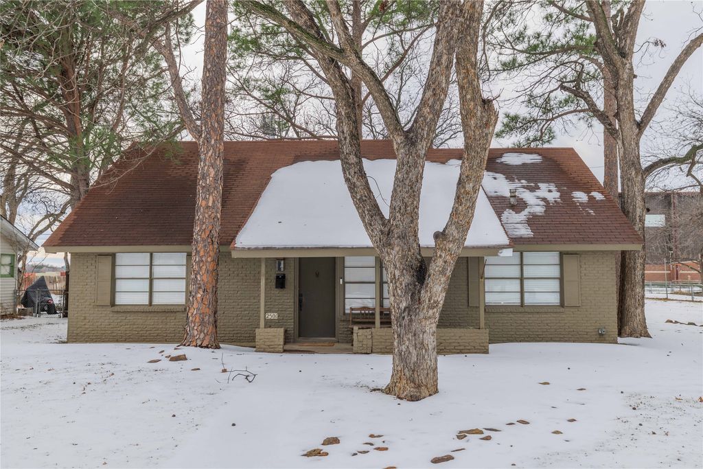 2501 Greenway Drive, Brownwood, TX 76801
