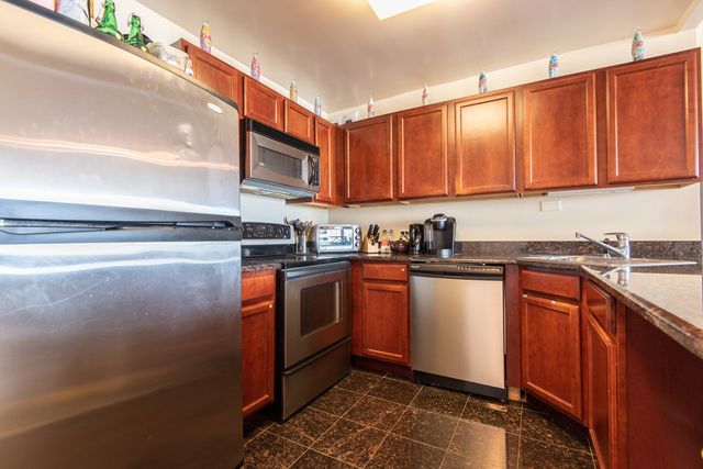 525 W HAWTHORNE Place 2704, Chicago, IL 60657