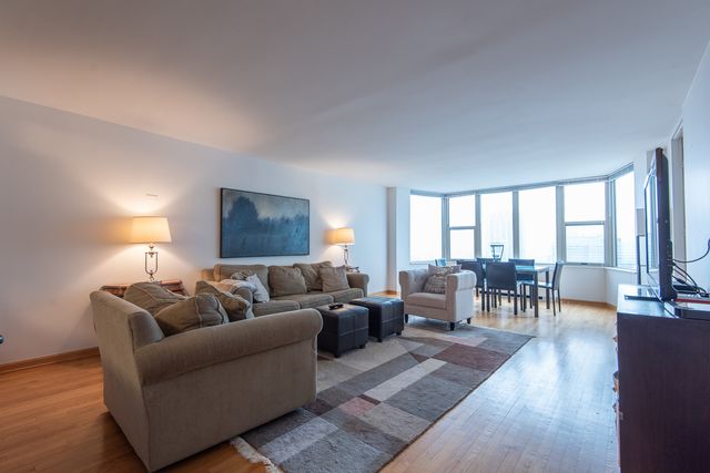 525 W HAWTHORNE Place 2704, Chicago, IL 60657