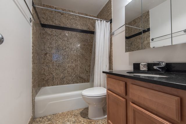525 W HAWTHORNE Place 2704, Chicago, IL 60657