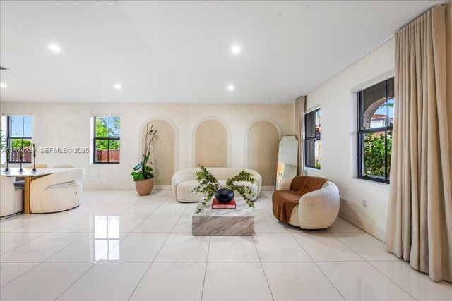 984 NW 104th Ave, Miami, FL 33172