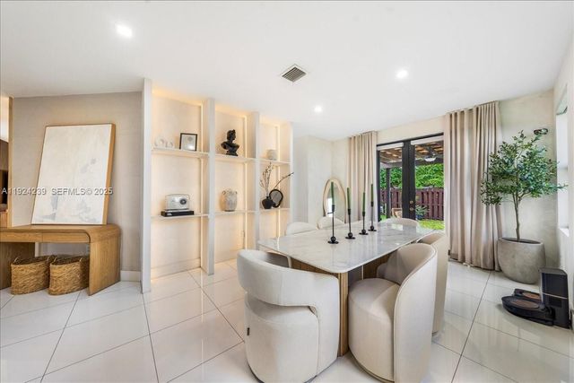 984 NW 104th Ave, Miami, FL 33172