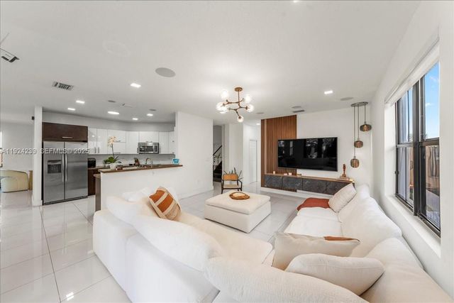 984 NW 104th Ave, Miami, FL 33172