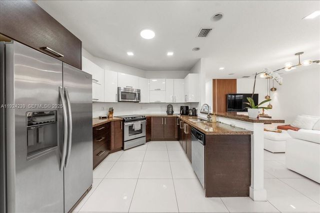 984 NW 104th Ave, Miami, FL 33172