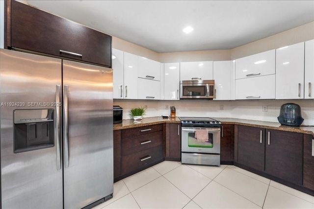 984 NW 104th Ave, Miami, FL 33172