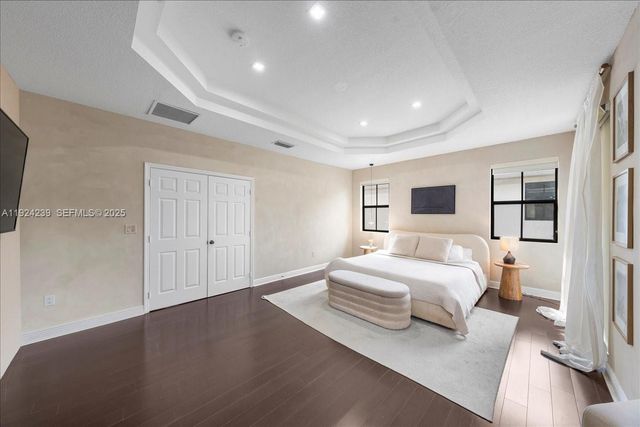 984 NW 104th Ave, Miami, FL 33172