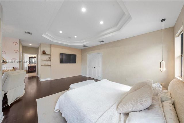 984 NW 104th Ave, Miami, FL 33172