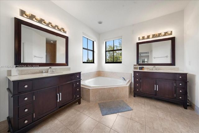 984 NW 104th Ave, Miami, FL 33172