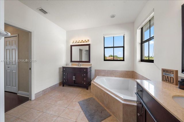 984 NW 104th Ave, Miami, FL 33172