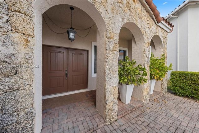 984 NW 104th Ave, Miami, FL 33172