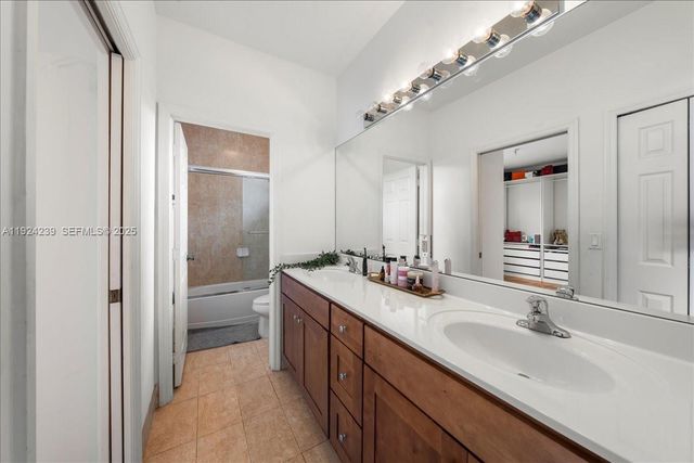 984 NW 104th Ave, Miami, FL 33172