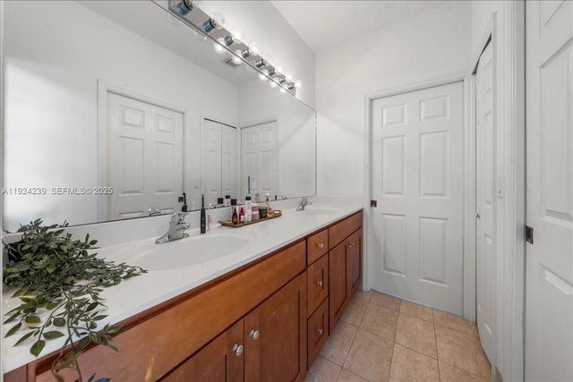 984 NW 104th Ave, Miami, FL 33172