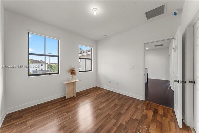 984 NW 104th Ave, Miami, FL 33172