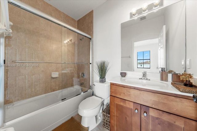 984 NW 104th Ave, Miami, FL 33172