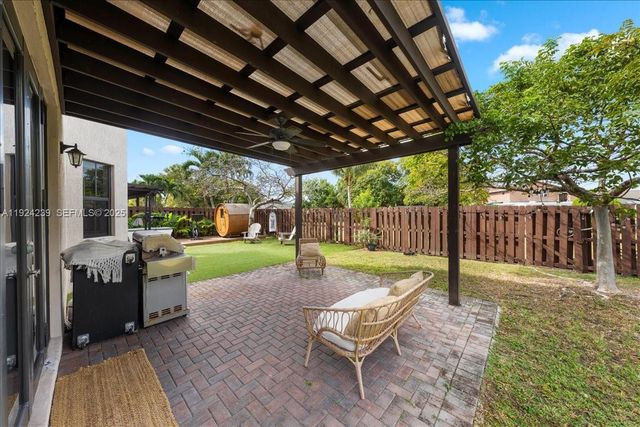 984 NW 104th Ave, Miami, FL 33172